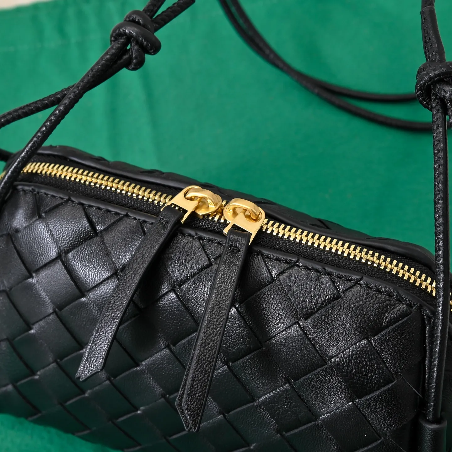 Batch 1260 #Bv The new Concert pouch is the most beautiful and practical mini bag I have ever seen 🎈 The bag body adopts the classic lntrecciato weaving process✅ It is equipped with a leather double-headed zipper, the opening is wide, easy to take and put, the shoulder strap knot can be slid to adjust the length freely, that is, 🉑️crossbody/underarm, and can be used as a clutch bag. Small body, large capacity, so practical! The key is that it is extremely versatile! Come and buy this small, exquisite, beautiful and versatile bag 👍 Model: 4258 Size: 18.5*11.5*8.5